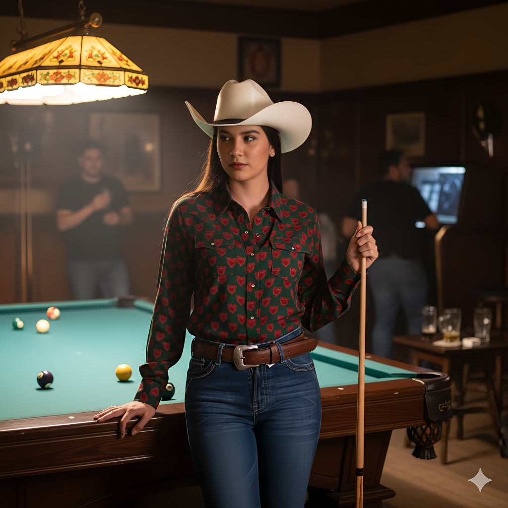Mujer sentada usando la camisa Icy Denver